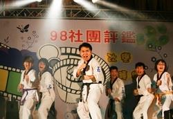 上週社團之夜，跆拳道社一出場便展現驚人氣勢，防身術和擊破表演，震撼全場。（文、攝影�鄭雅文）