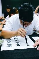 教科二楊濠傑參加文錙盃決賽時，專注運筆，不為外物所動。（攝影�區迪恆）