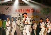 上週社團之夜，跆拳道社一出場便展現驚人氣勢，防身術和擊破表演，震撼全場。（文、攝影�鄭雅文）