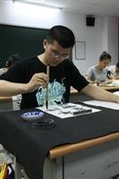 電機一林渝翔參加文錙盃決賽時，屏氣凝神揮毫。（攝影�區迪恆）