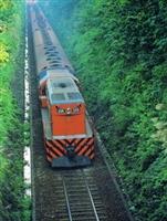 底圖為北淡線火車駛入淡水車站一景。北淡線火車自明治34年起行駛至民國77年，為第一、二波時期，師生們至本校求學的主要運輸工具。