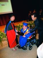 休閒系黎喬泰因病無法自主行動卻十分向學，校長張家宜親自頒發畢業證書。（攝影�劉瀚之）