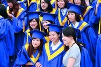 YA！畢業囉！學生高興地聚在一起合拍紀念照。（攝影�陳怡菁）