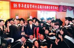EMBA畢業典禮，畢業生爭相與張校長合影。（攝影�徐浩慈 ）
