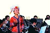 「浙大、淡大五虎崗音樂友誼之夜」於10日在學生活動中心盛大舉行，浙大特別安排台灣民謠，獨唱者穿著原住民的衣服與頭飾登場，隨著歌詞「阿里山的姑娘美如水」搖擺著，其渾厚歌聲、穿透力十足。（攝影�陳怡菁）