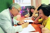 鄭愁予（左）演講後，粉絲排隊索取簽名。