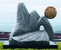 於民國95年3月揭幕的雪山隧道雕塑， 象徵本校創始淡水，繫心蘭陽， 寄情雪山之情懷。