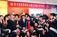 EMBA畢業典禮，畢業生爭相與張校長合影。（攝影�徐浩慈 ）