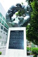 紹謨紀念體育館前的五虎碑於民國95年揭幕，係指五虎崗為本校的永久校址。意義為各方學子來到五虎崗，需爬過132階的「克難坡」進入校園，經過四年的陶冶，畢業時再爬64階的「五虎坡」，象徵如虎添翼，期許所有淡江人能具備虎虎生風的精神與強壯勇猛的體魄。