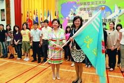 7月1日校長張家宜授旗給國交處主任李佩華，期勉大三出國學生滿載而歸。（攝影�曾煥元）