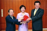 8月2日交接，學術副校長陳幹男（左）任期屆滿，由水環系教授虞國興（右）接任，校長張家宜監交。（攝影�林奕宏）