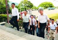 3位副校長帶領新生爬克難坡，體驗一步一腳印、堅毅進取的精神。(攝影�林奕宏)