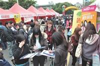 2011校園徵才博覽會海報街  熱鬧滾滾