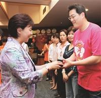 100學年首辦社團經營與團隊發展學門社團指導老師座談 學生溫馨獻花 師生互動又驚又喜