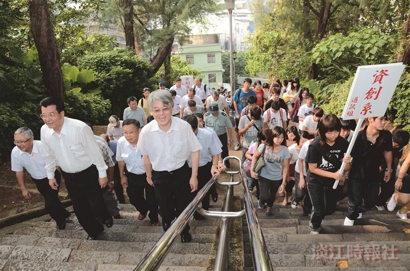 傳承 淡江精神-學術副校長虞國興（前左一）、行政副校長高柏園（前左二）、國際事務副校長戴萬欽（後左二）及蘭陽校園主任林志鴻（後左一）等多位主管，帶領7千名新鮮人登克難坡。（攝影／羅廣群）