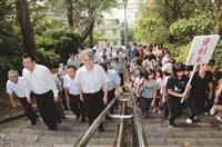 傳承 淡江精神-學術副校長虞國興（前左一）、行政副校長高柏園（前左二）、國際事務副校長戴萬欽（後左二）及蘭陽校園主任林志鴻（後左一）等多位主管，帶領7千名新鮮人登克難坡。（攝影／羅廣群）