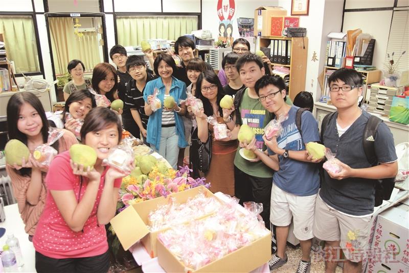 僑輔組更名換新家 歡聚過中秋