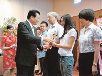 學術副校長虞國興（左二）頒發學業獎給成績優異的學生，並期勉能更加努力。（圖／商管聯合碩士在職專班提供）