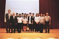 蘭陽校園部分歸國生與主任林志鴻（左二）、全創院院長劉艾華（左一）、資創系系主任林銀河（右一）及語言系系主任王蔚婷（右三）合影。（圖／紀彥竹提供）