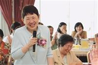 圖書館組員董質偉（左一）笑中帶淚分享在淡江的點滴生活。（攝影／林奕宏）