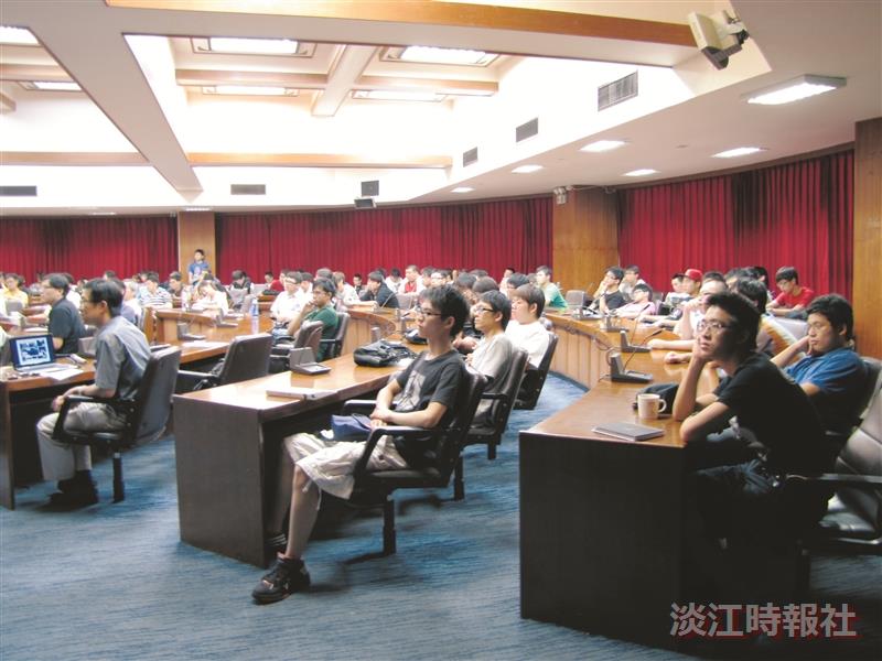 成大副校長顏鴻森（上圖）在演講上分享收藏古鎖的點滴，吸引學生目光。（圖／機電系提供）