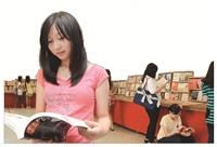 書展﹁閱讀‧黃金的 種子﹂在黑天鵝開賣，同 學把握機會選書撿便宜。 ︵攝影／羅廣群︶