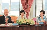 監察院委員趙榮耀（左一）、尹祚芊（左二）在教育部高教司司長何卓飛（右圖）陪同下蒞校，為「國際化及少子化教育措施」作現況訪查。（攝影／陳芝嫻）