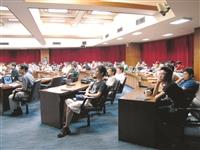 成大副校長顏鴻森（上圖）在演講上分享收藏古鎖的點滴，吸引學生目光。（圖／機電系提供）