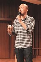 藝人小馬於 日在文錙音樂廳演講，分享人生心路歷 程時激動的熱淚盈眶。(攝影／張峻銓