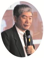 成大副校長顏鴻森（上圖）在演講上分享收藏古鎖的點滴，吸引學生目光。（圖／機電系提供）