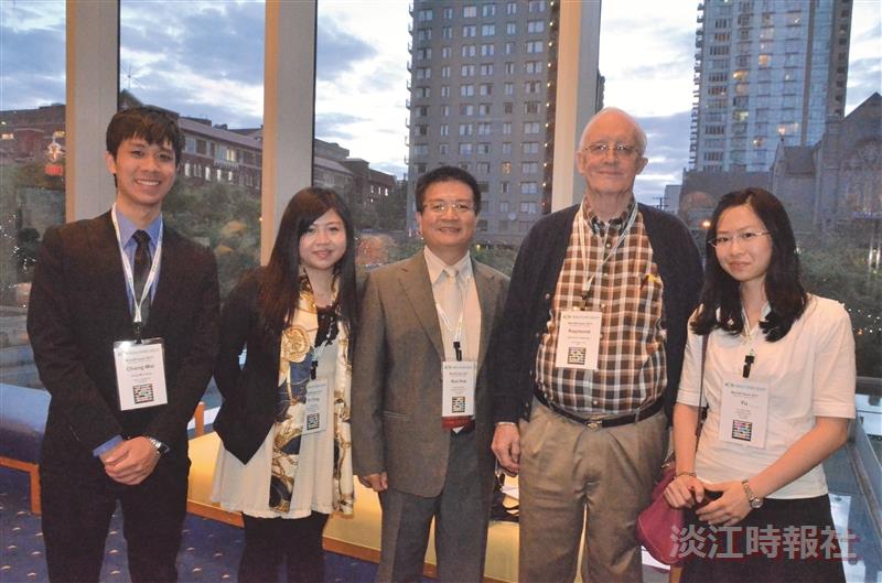 本校帶隊老師偕學員們與World Future Society(W.F.S.)主席Timothy C.Mack合影，左起為資管四黃昌勱、企管四蔡雨耘、公行系系主任黃一峯、未來學所副教授陳國華、Timothy C.Mack、未來學所碩二謝承軒、吳淳萁、林昭儀、企管四許逸王亭。（圖／黃一峯提供）