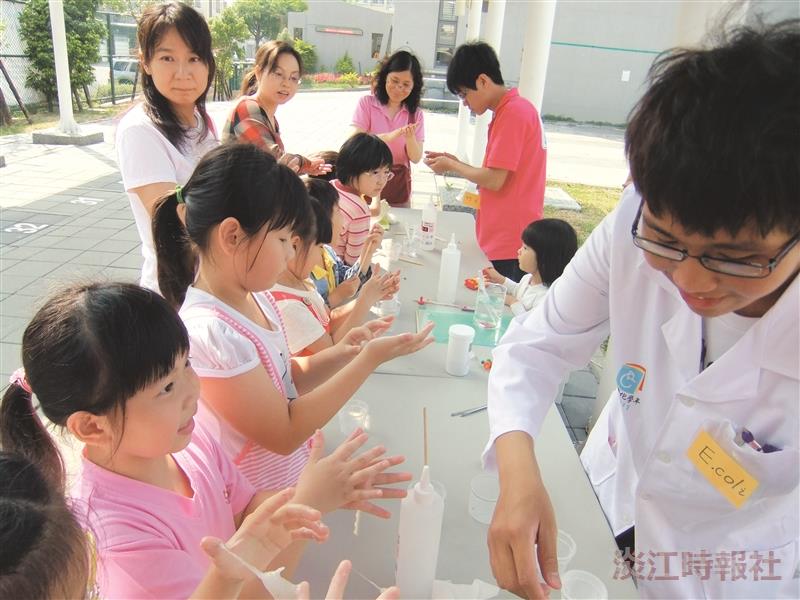 化學下鄉活動中，小朋友跟著志工老師，享受化學實驗的樂趣。（圖／國際化學年辦公室提供）