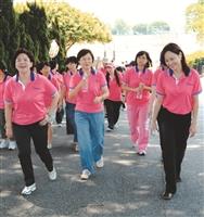 校長張家宜（左一）、教育學院院長也是女聯會理事長高熏芳（左二）及學務長柯志恩（右一），與參加同仁一起邁開步伐在校園中健走。（攝影／羅廣群）