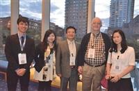 本校帶隊老師偕學員們與World Future Society(W.F.S.)主席Timothy C.Mack合影，左起為資管四黃昌勱、企管四蔡雨耘、公行系系主任黃一峯、未來學所副教授陳國華、Timothy C.Mack、未來學所碩二謝承軒、吳淳萁、林昭儀、企管四許逸王亭。（圖／黃一峯提供）
