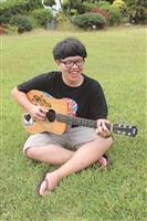 林易祺只要一有機會拿起吉他，手指就不斷在六弦上移動，彷彿隨處都是他的舞台！（攝影／張峻銓）