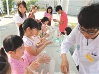 化學下鄉活動中，小朋友跟著志工老師，享受化學實驗的樂趣。（圖／國際化學年辦公室提供）