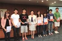 校長張家宜（左四）與優良教學助理合影。（攝影／陳芝嫻）