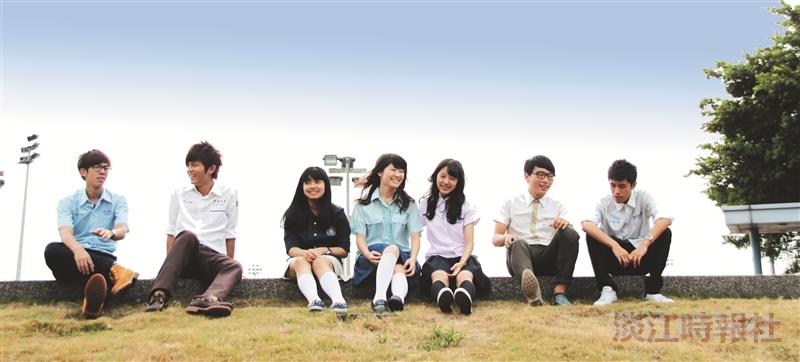 重返青春 制服日-　 校園吹起熱血青春風潮，讓大學生活重溫高中的青澀時光。新學期開始，各系紛紛舉辦制服日活動，校園裡處處可見穿著制服的帥哥美女，圖中為統計系新生開心回味那些穿制服的日子。（文、攝影／洪聖婷）