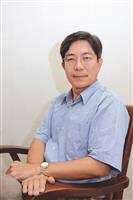 鄭東文自謙為「平凡的老師」，將帶領人資處走向「不平凡」的舞台。（攝影／羅廣群）