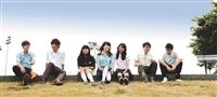 重返青春 制服日-　 校園吹起熱血青春風潮，讓大學生活重溫高中的青澀時光。新學期開始，各系紛紛舉辦制服日活動，校園裡處處可見穿著制服的帥哥美女，圖中為統計系新生開心回味那些穿制服的日子。（文、攝影／洪聖婷）
