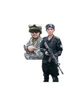 國防研究社迎新，著裝挑戰生存遊戲，帥氣度破表。（圖／國防研究社提供）