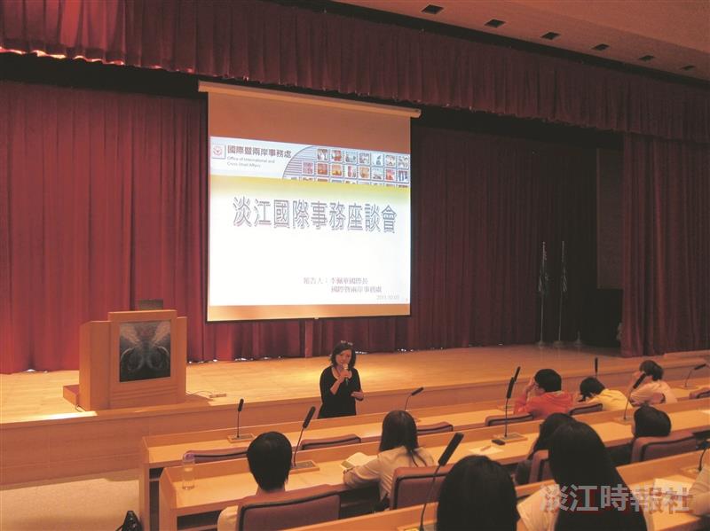 國際暨兩岸事務處國際長李佩華（前一）與近百位學生交流大三出國留學的相關事項。（攝影／楊志偉）