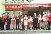 校長張家宜（左六）、大眾教育基金會董事長簡明仁（右四）、前交通部長簡又新（左四）、永光化學董事長陳建信（左二）和中華文化總會秘書長楊渡（右二）共同剪綵，為此歷史展拉開序幕。（攝影／梁琮閔）