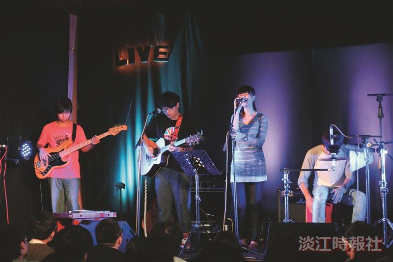 獨立音樂表演「覺軒Live House」在覺軒花園熱血演出，由Vast &amp; Hazy揭開序幕，現場擠進近百人搶聽現場演唱！（攝影／李又如）