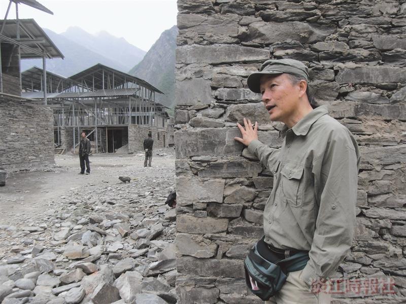 建築系系友謝英俊身著工作服，在四川羌族村落建造房舍。（圖／謝英俊提供）