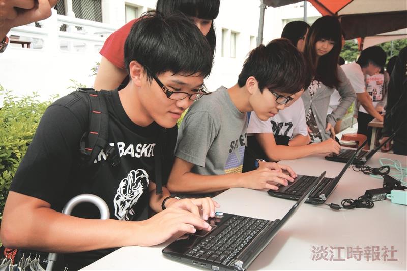 活動現場備有電腦，同學在活動結束後踴躍投票，支持玉山。（攝影／林奕宏）
