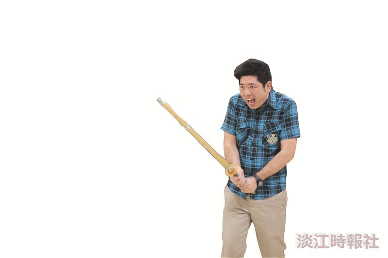 校園出憲大明星-《POWER SUNDAY》來到淡江，藝人吳宗憲（左一）、賴雅研（左三）、及路斯明（右）正與吉他社合唱；NONO（左下）在劍道社搞笑揮刀；王傳一（右下）挑戰競技啦啦隊高難度技巧。（攝影／林奕宏、陳頤華、圖片／競技啦啦隊提供）