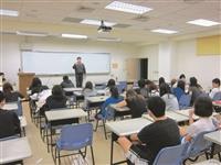 歸國經驗座談 充實留學資訊：資創系副教授黃煌文（前一），於13日「大四學長姐留學經驗分享座談會」中，說明華盛頓州立大學的相關訊息（攝影／楊志偉）