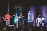 獨立音樂表演「覺軒Live House」在覺軒花園熱血演出，由Vast &amp; Hazy揭開序幕，現場擠進近百人搶聽現場演唱！（攝影／李又如）