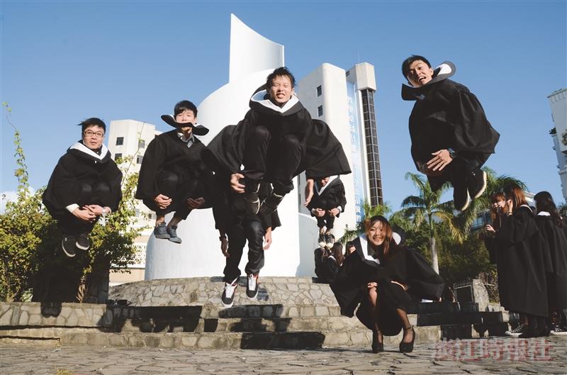 你有發現嗎？蛋捲旁、福園前和宮燈處已有一群人開始拋起了學士帽。上一個鳳凰花開，吐露艷紅的季節已經走過；下一次驪歌初動時刻就在轉角處。乘載回憶的101畢業紀念冊開始預購，有意願的準畢業生們請於11月24日前向畢業代表登記，讓滿滿回憶不被遺漏。畢冊是唱驪歌前的試音，畢籌會向全校徵稿，需要您的創意來完成畢冊主題，獲用者將獲得2000元獎金以茲鼓勵，活動詳細內容請參閱：http://tkugraduate.blogspot.com/。（文／黃致遠、圖／羅廣群）